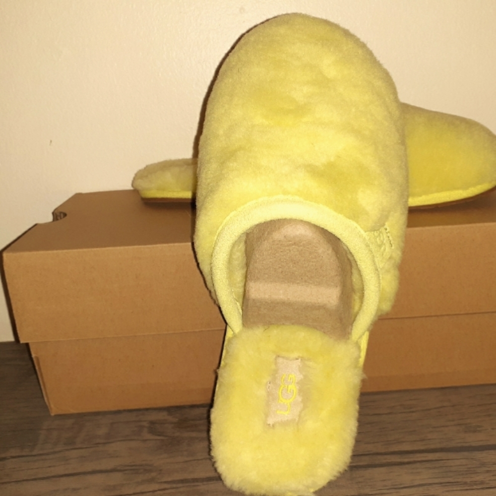 **NEW**Ugg Slippers